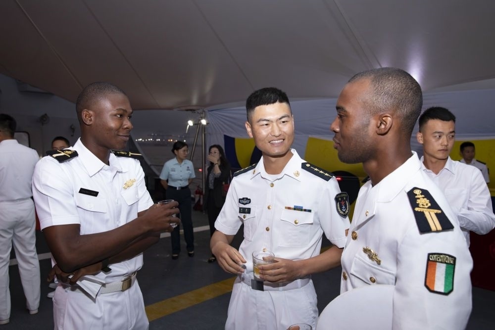 2023年6月25日，中國(guó)和科特迪瓦雙方官兵在南寧艦舉辦的甲板招待會(huì)上交流。中國(guó)海軍第43批護(hù)航編隊(duì)22日抵達(dá)科特迪瓦經(jīng)濟(jì)首都阿比讓?zhuān)_(kāi)始對(duì)科特迪瓦為期4天的友好訪問(wèn)。