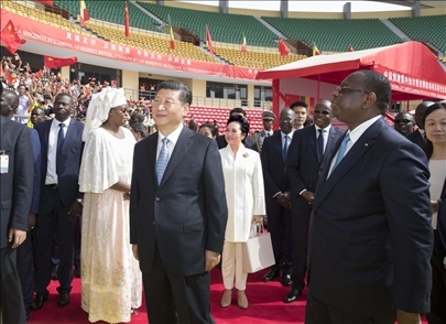 2018年7月22日，國(guó)家主席習(xí)近平在達(dá)喀爾同時(shí)任塞內(nèi)加爾總統(tǒng)薩勒共同出席塞內(nèi)加爾競(jìng)技摔跤場(chǎng)項(xiàng)目移交儀式。新華社記者 王曄 攝