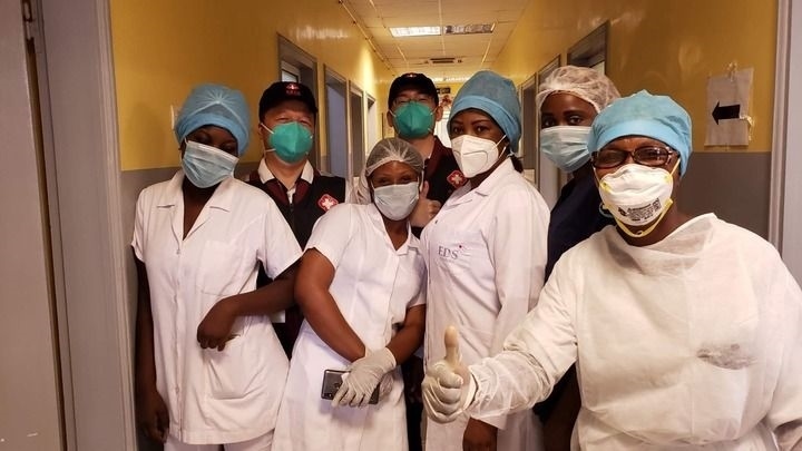 2020年5月26日，中國抗疫醫(yī)療專家組在剛果（布）首都布拉柴維爾指導(dǎo)新冠肺炎病房建設(shè)時，與當(dāng)?shù)匾痪€醫(yī)務(wù)人員合影。新華社發(fā)