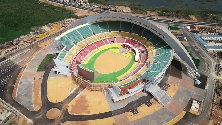 這是2018年7月18日在塞內(nèi)加爾首都達(dá)喀爾航拍的中國援建的塞內(nèi)加爾競技摔跤場。新華社記者 呂帥 攝