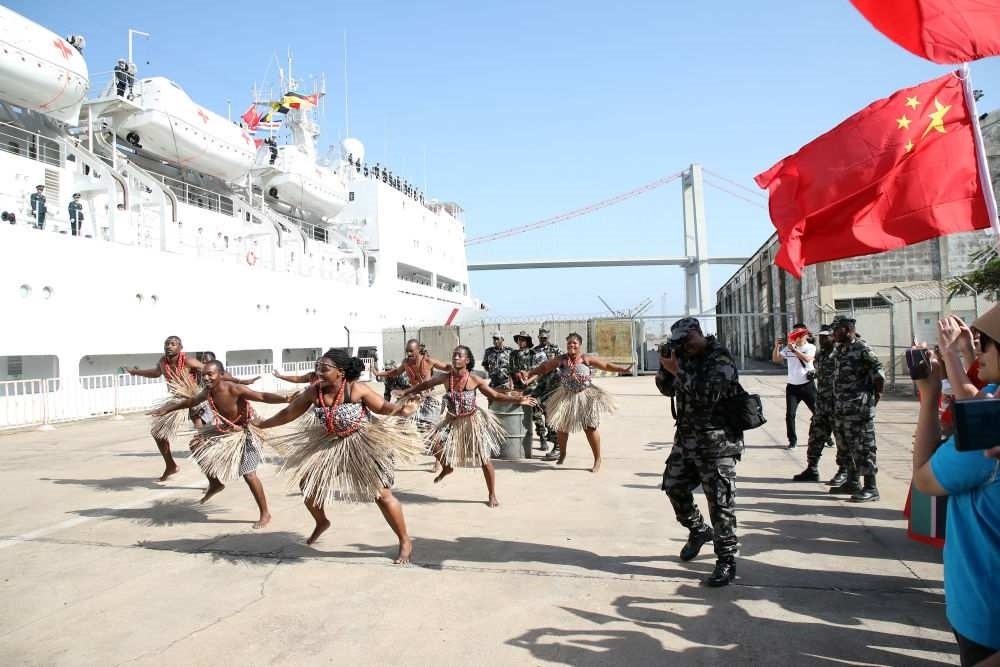2024年8月16日，在莫桑比克馬普托港，當(dāng)?shù)匮輪T表演舞蹈，歡送中國(guó)海軍“和平方舟”號(hào)醫(yī)院船。