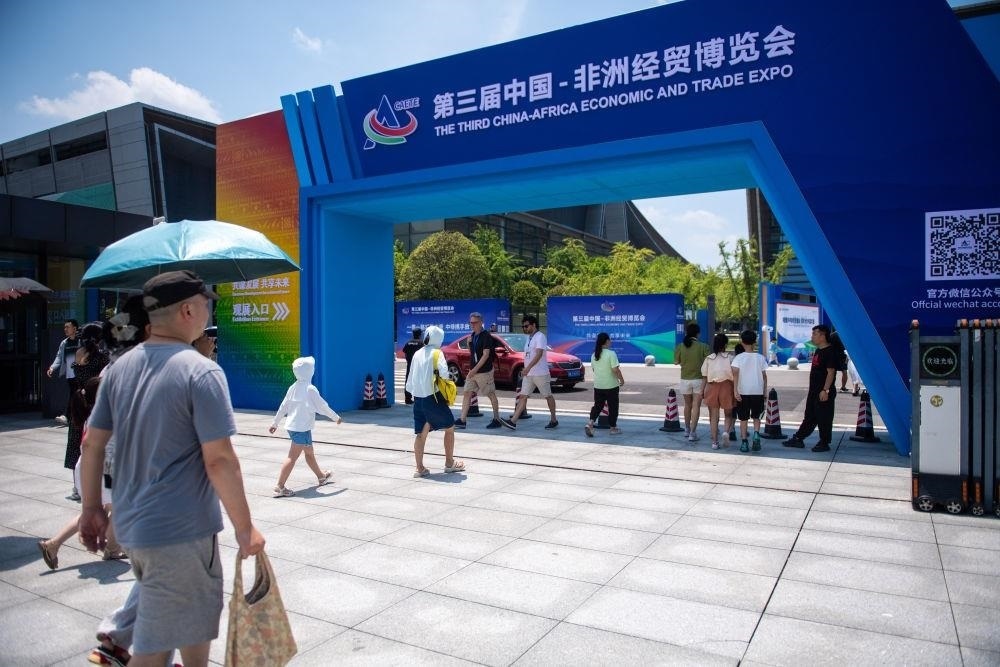 △2023年7月，在湖南長沙國際會展中心，觀眾進(jìn)入中非經(jīng)貿(mào)博覽會展會現(xiàn)場。
