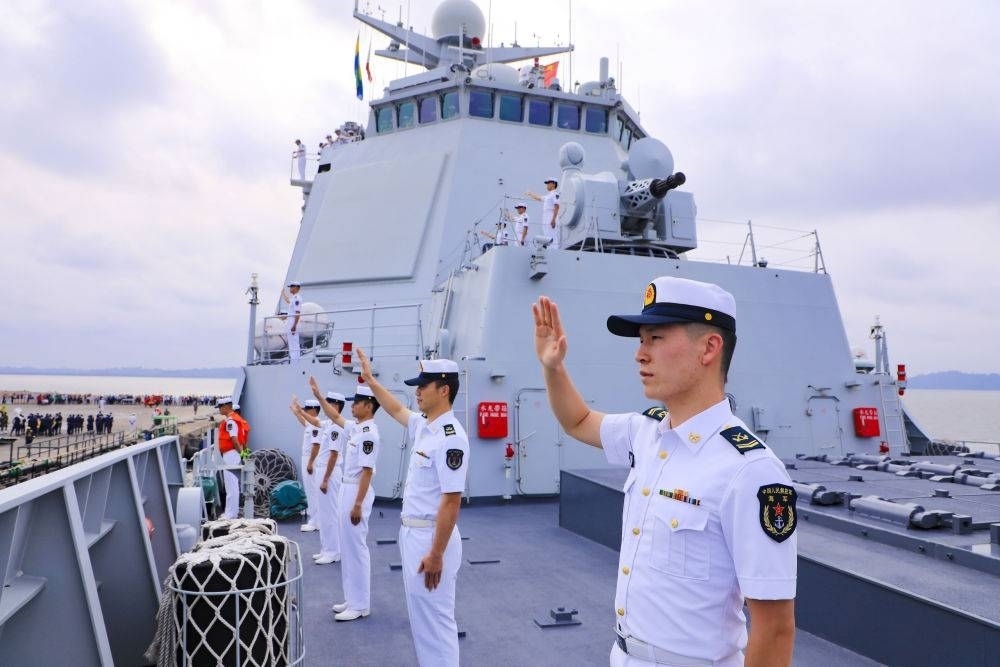 2023年7月8日，中國(guó)海軍第43批護(hù)航編隊(duì)官兵向加蓬利伯維爾奧文多港碼頭的歡迎人群揮手致意。中國(guó)海軍第43批護(hù)航編隊(duì)抵達(dá)加蓬利伯維爾，開(kāi)始對(duì)加蓬進(jìn)行為期4天的友好訪問(wèn)。