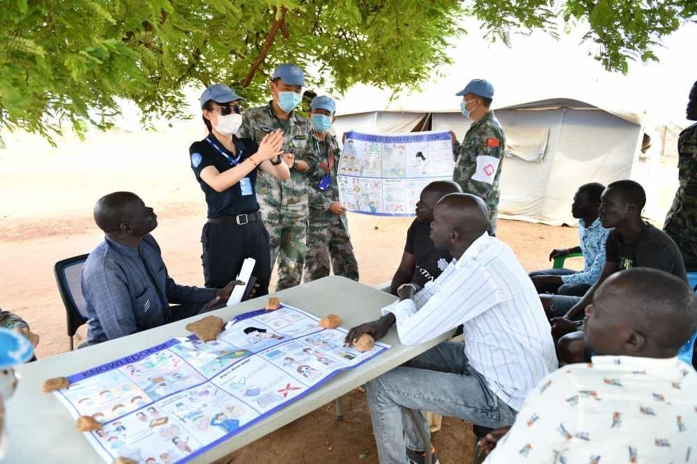 2020年3月，在南蘇丹首都朱巴，執(zhí)行聯(lián)合國(guó)維和任務(wù)的中國(guó)維和警察廖潔給當(dāng)?shù)鼐熘v解防疫知識(shí)。
