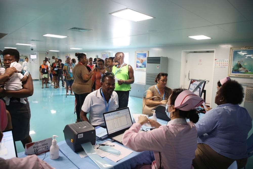 2024年7月8日，塞舌爾民眾在中國(guó)海軍“和平方舟”號(hào)醫(yī)院船上排隊(duì)就診。