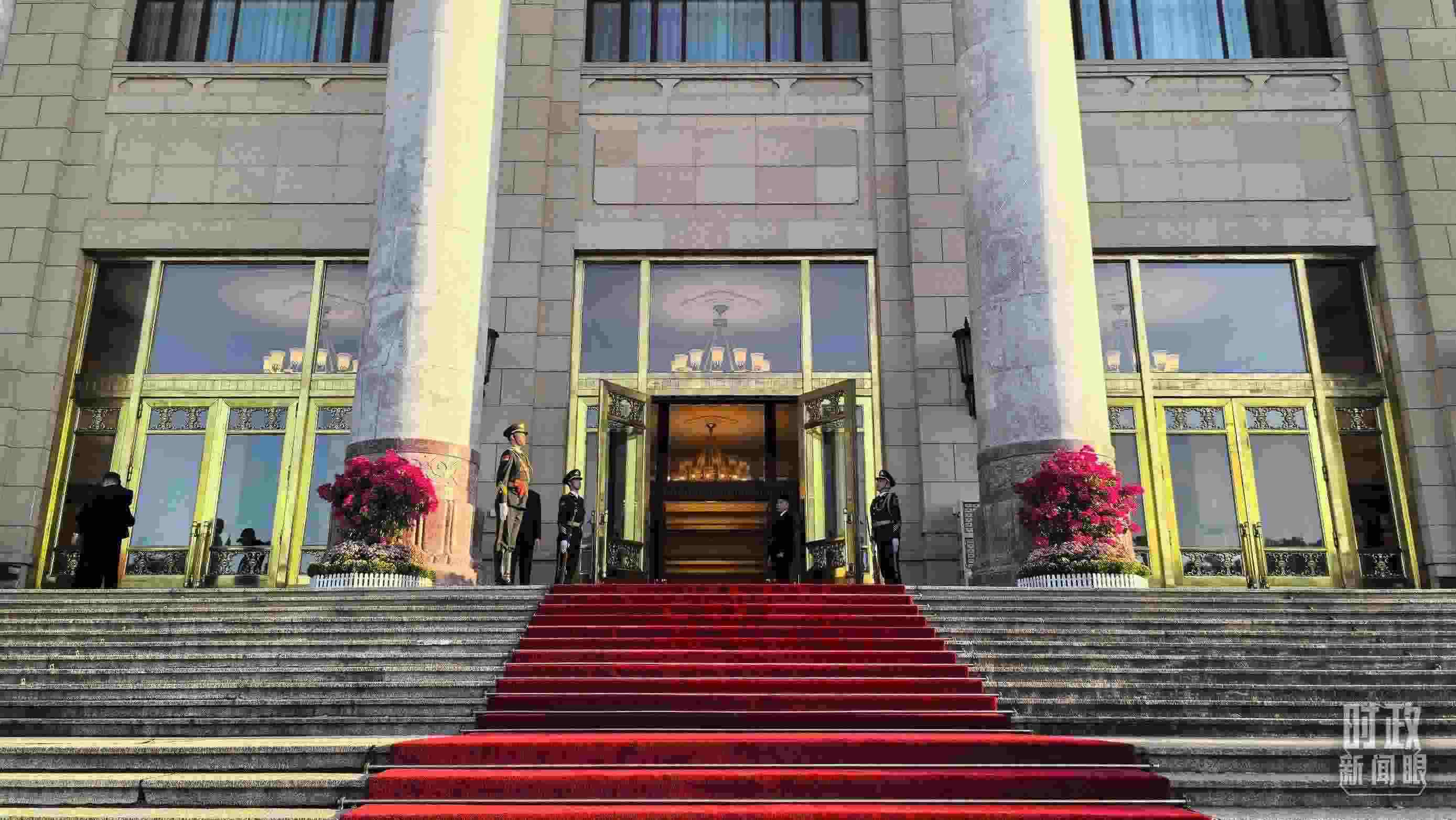 △人民大會堂外，禮兵列隊(duì)迎接貴賓。（總臺央視記者陸泓宇拍攝）