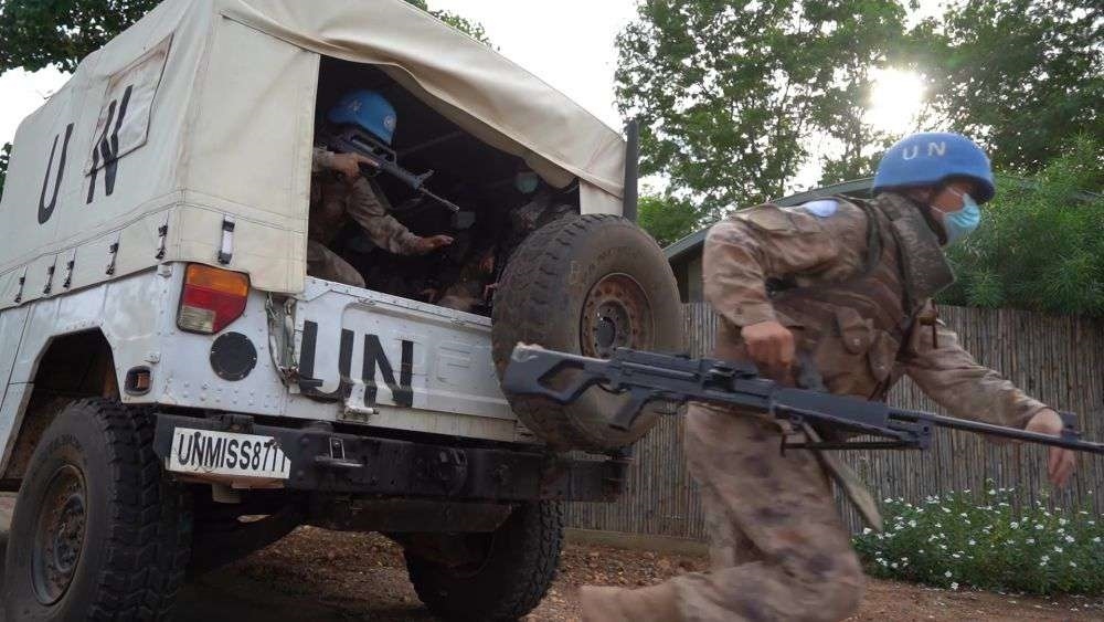 2022年7月27日，中國(guó)第八批赴南蘇丹（朱巴）維和步兵營(yíng)百人防暴隊(duì)抵達(dá)預(yù)定區(qū)域，進(jìn)行綜合防衛(wèi)演練。針對(duì)南蘇丹社會(huì)安全問(wèn)題及近期在剛果（金）東部地區(qū)發(fā)生的針對(duì)聯(lián)合國(guó)剛果（金）穩(wěn)定特派團(tuán)的抗議示威活動(dòng)，中國(guó)第八批赴南蘇丹（朱巴）維和步兵營(yíng)于日前組織UN HOUSE（聯(lián)合國(guó)之家）綜合防衛(wèi)演練，以應(yīng)對(duì)可能出現(xiàn)的難民涌入、營(yíng)門(mén)遇襲、暴恐威脅等突發(fā)情況。
