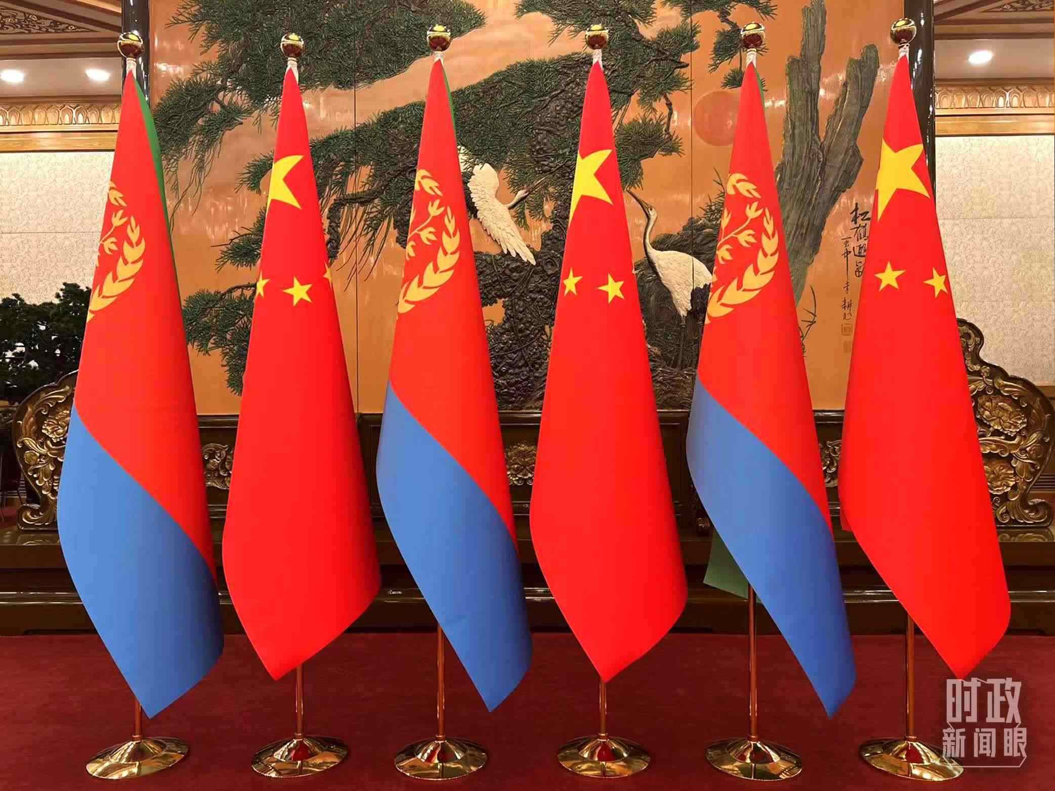 △會見現(xiàn)場擺放的中國和厄立特里亞兩國國旗。（總臺央視記者趙婷拍攝）