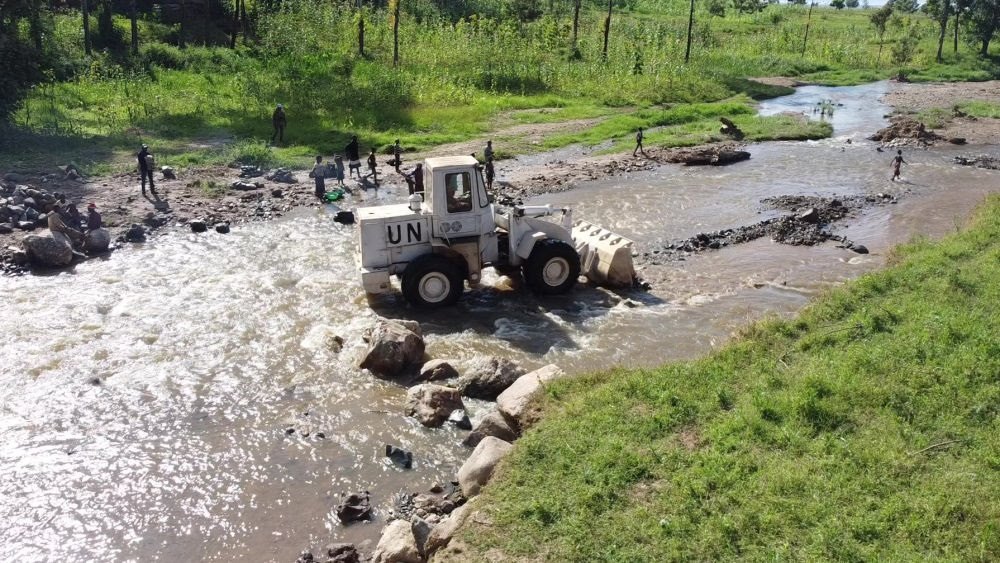 2023年6月7日，在剛果（金）南基伍省卡萊亥地區(qū)，中國(guó)第26批赴剛果（金）維和工兵分隊(duì)官兵進(jìn)行施工作業(yè)。