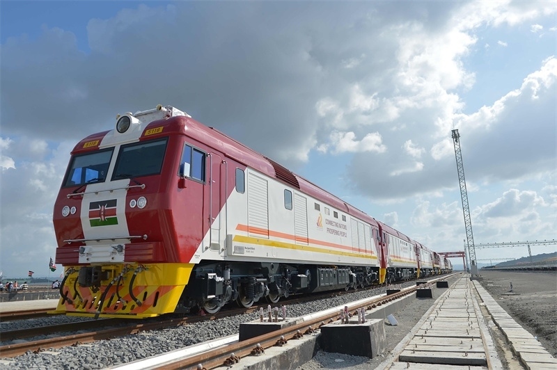 當(dāng)?shù)貢r間2017年5月30日，肯尼亞蒙巴薩，連接肯尼亞港口城市蒙巴薩和首都內(nèi)羅畢的蒙內(nèi)鐵路正式竣工通車。