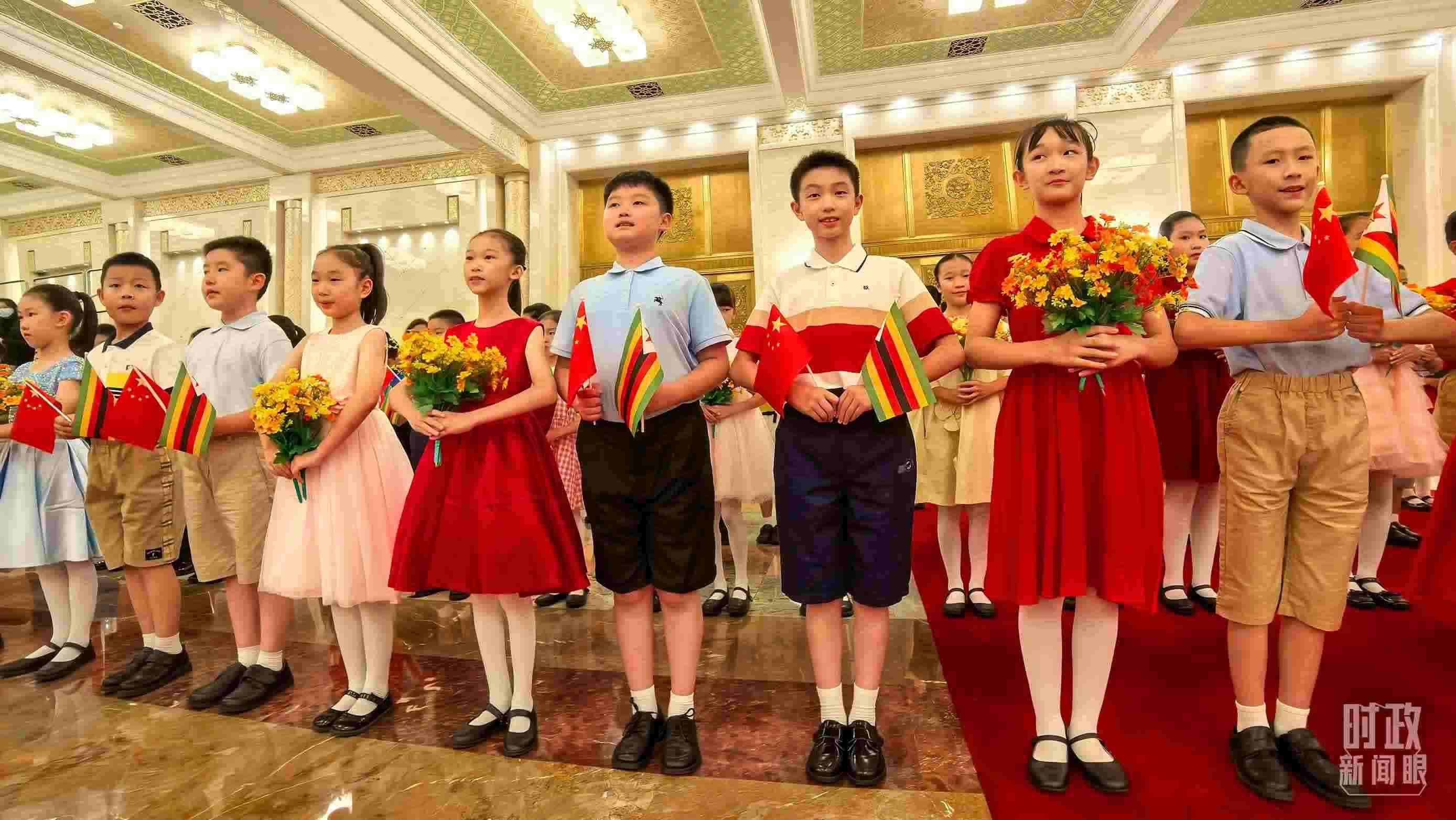 △現(xiàn)場(chǎng)歡迎津巴布韋總統(tǒng)訪華的青少年。（總臺(tái)央視記者鐘銳拍攝）