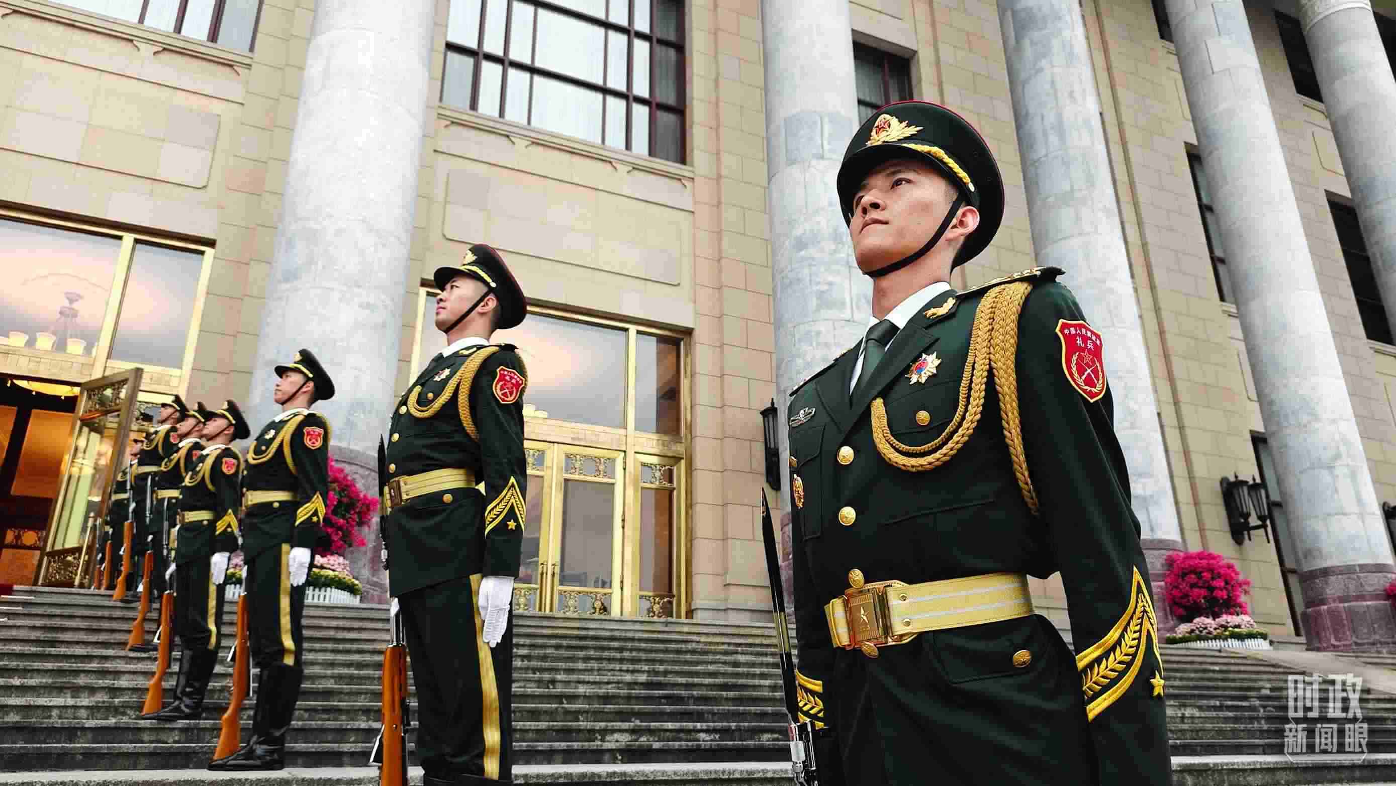  △人民大會(huì)堂外，禮兵列隊(duì)歡迎外國(guó)領(lǐng)導(dǎo)人。（總臺(tái)央視記者韓銳拍攝）