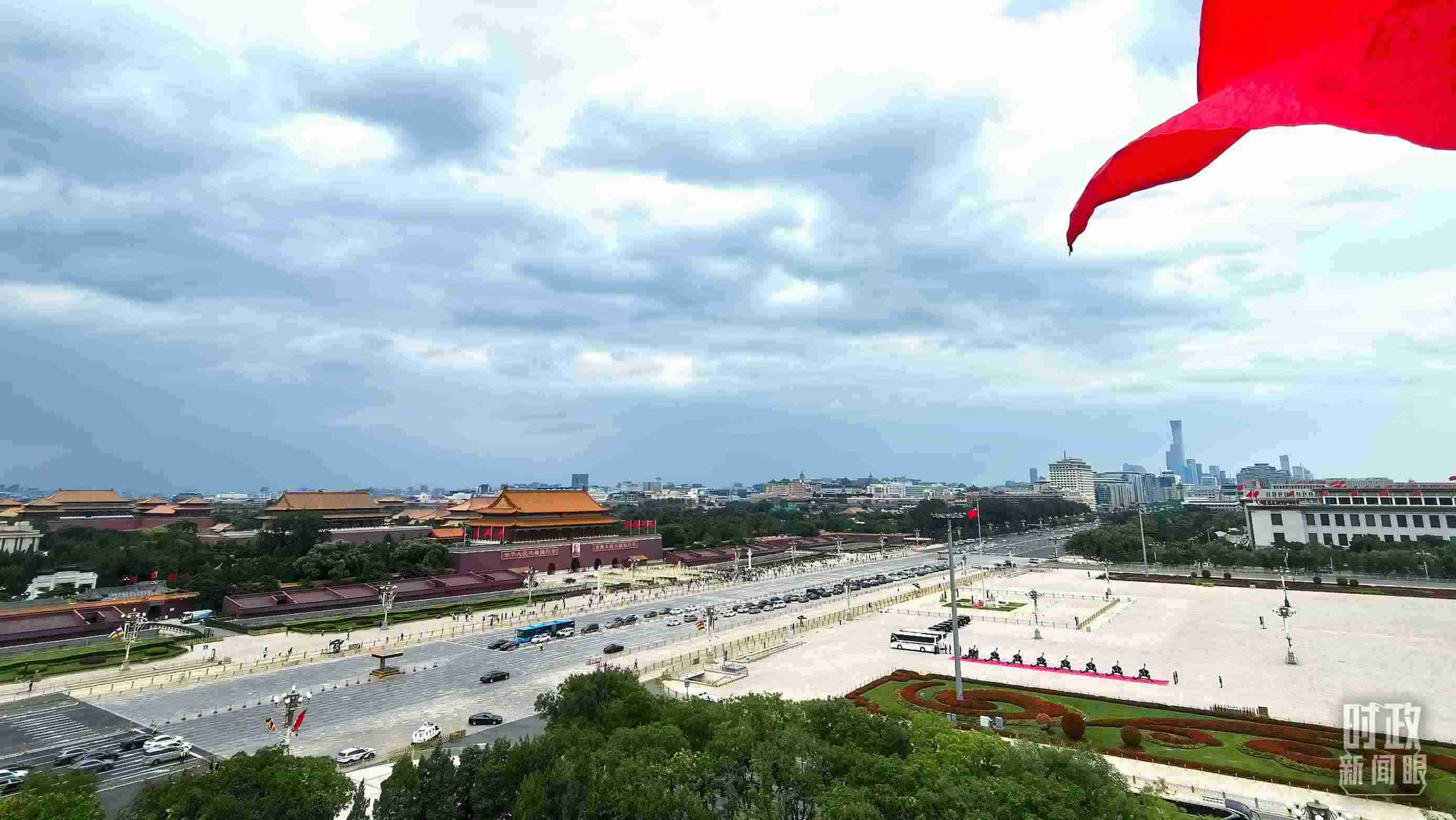 △北京長(zhǎng)安街兩側(cè)懸掛中非合作論壇成員旗幟。（總臺(tái)央視記者張垚拍攝）