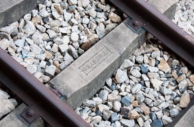 坦贊鐵路鋼筋混凝土軌枕上的“中華人民共和國制”字樣清晰可辨。