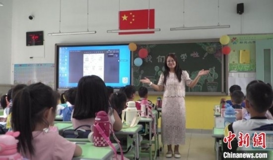 圖為衡水市新苑小學(xué)，老師正在給學(xué)生講開學(xué)第一課的內(nèi)容。王天祥 攝