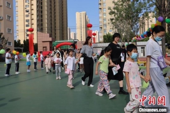 圖為衡水市新苑小學(xué)，小學(xué)一年級(jí)新生佩戴“夢(mèng)想徽章”后，步入校園 。王天祥 攝