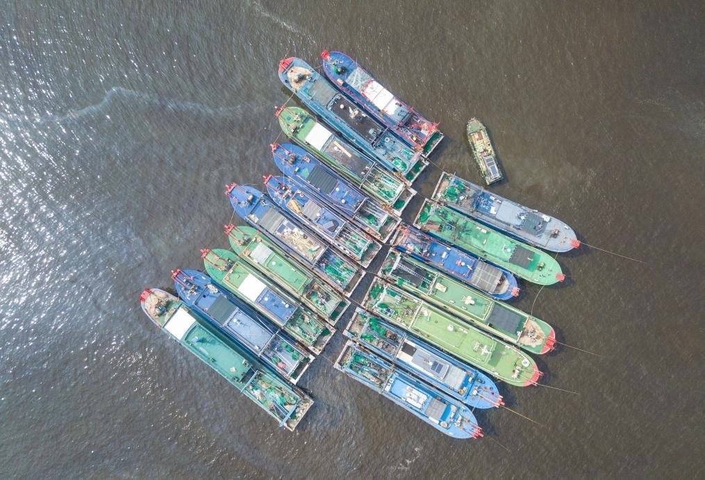 9月4日，船只在海南省?？谑行赂鄞a頭?？勘茱L(fēng)（無人機(jī)照片）。新華社記者 蒲曉旭 攝