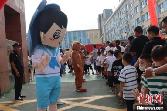 圖為衡水市新苑小學(xué)，老師穿上玩偶服裝歡迎新生入學(xué)。王天祥 攝