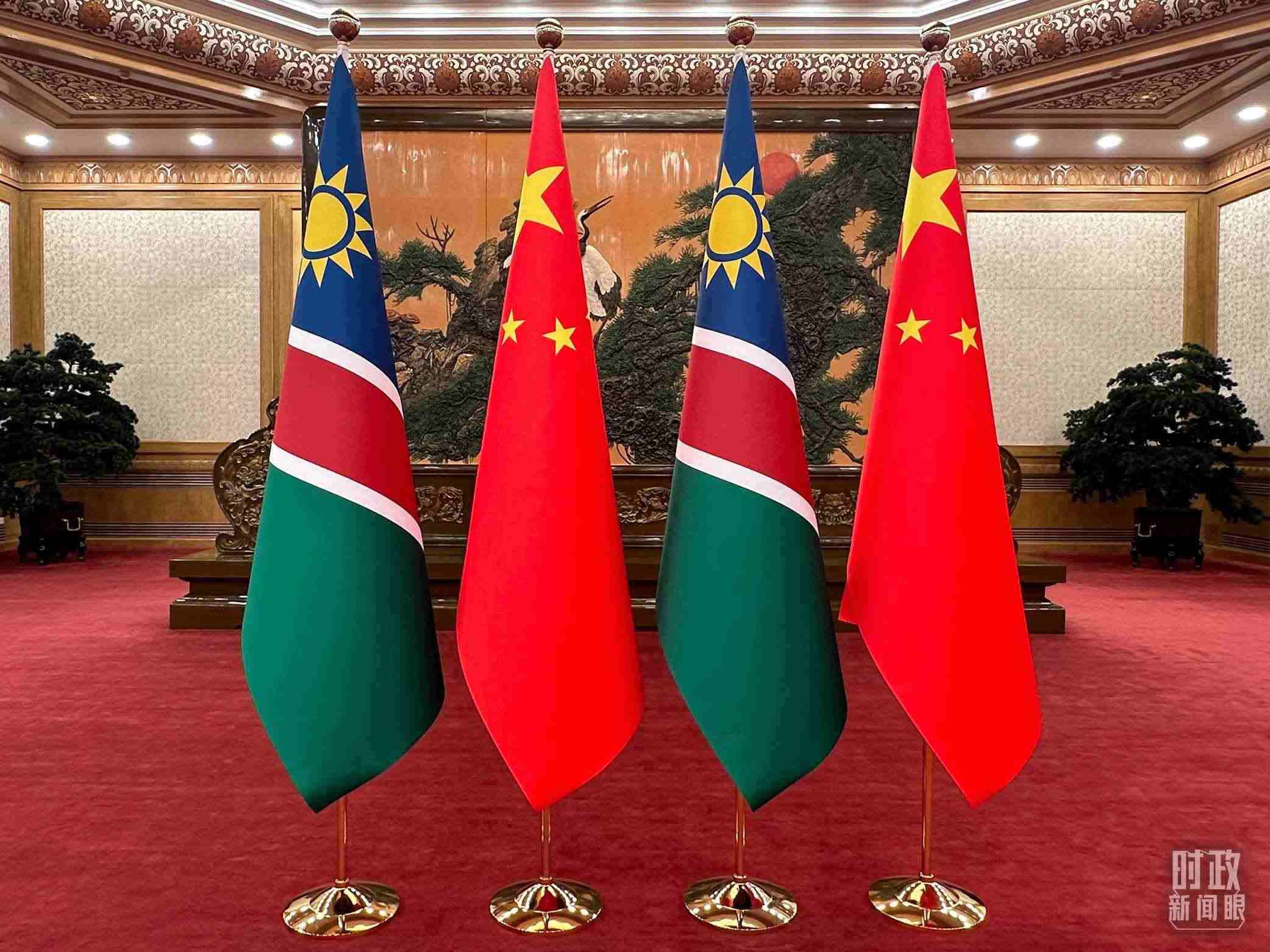  △雙邊會見現(xiàn)場的中國和納米比亞國旗。（總臺央視記者范一鳴拍攝）
