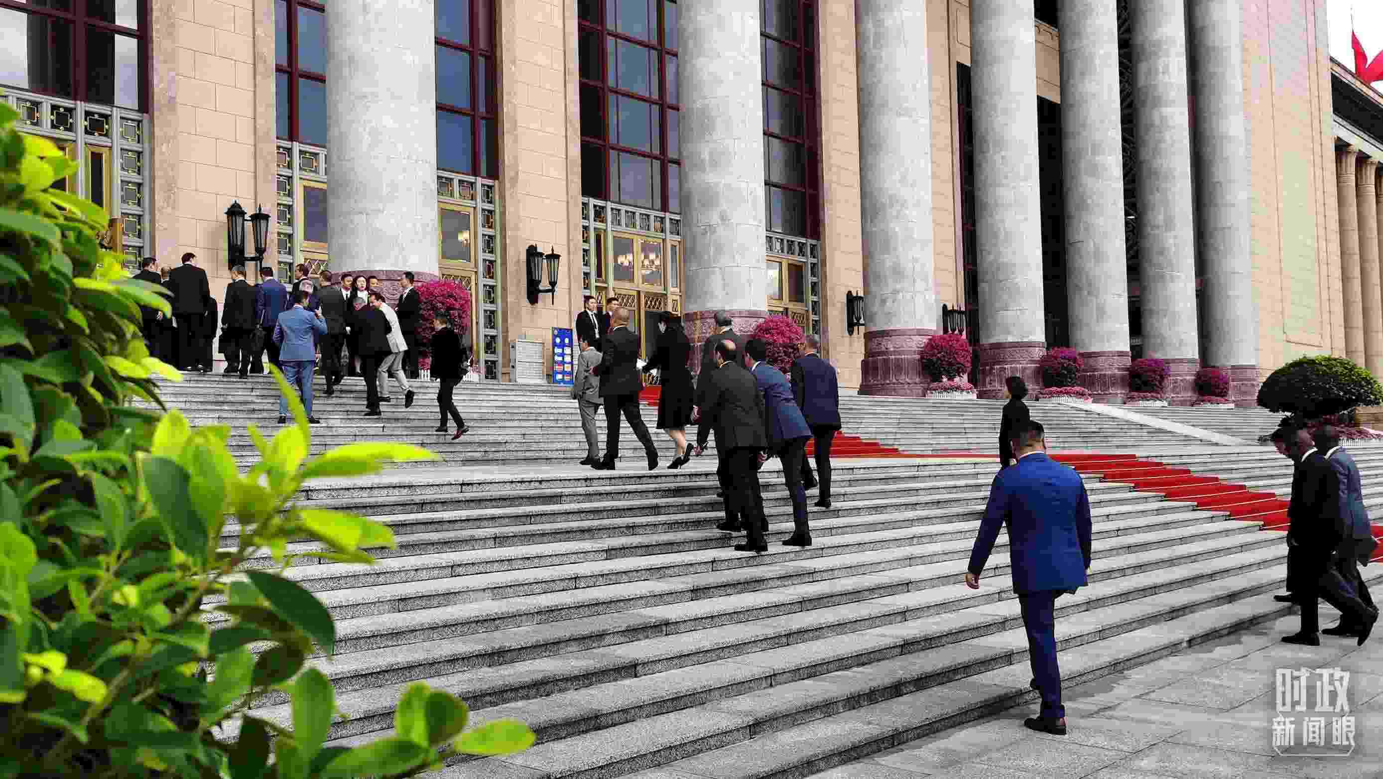  △與會者正在步入會場。（總臺央視記者郭鴻拍攝）