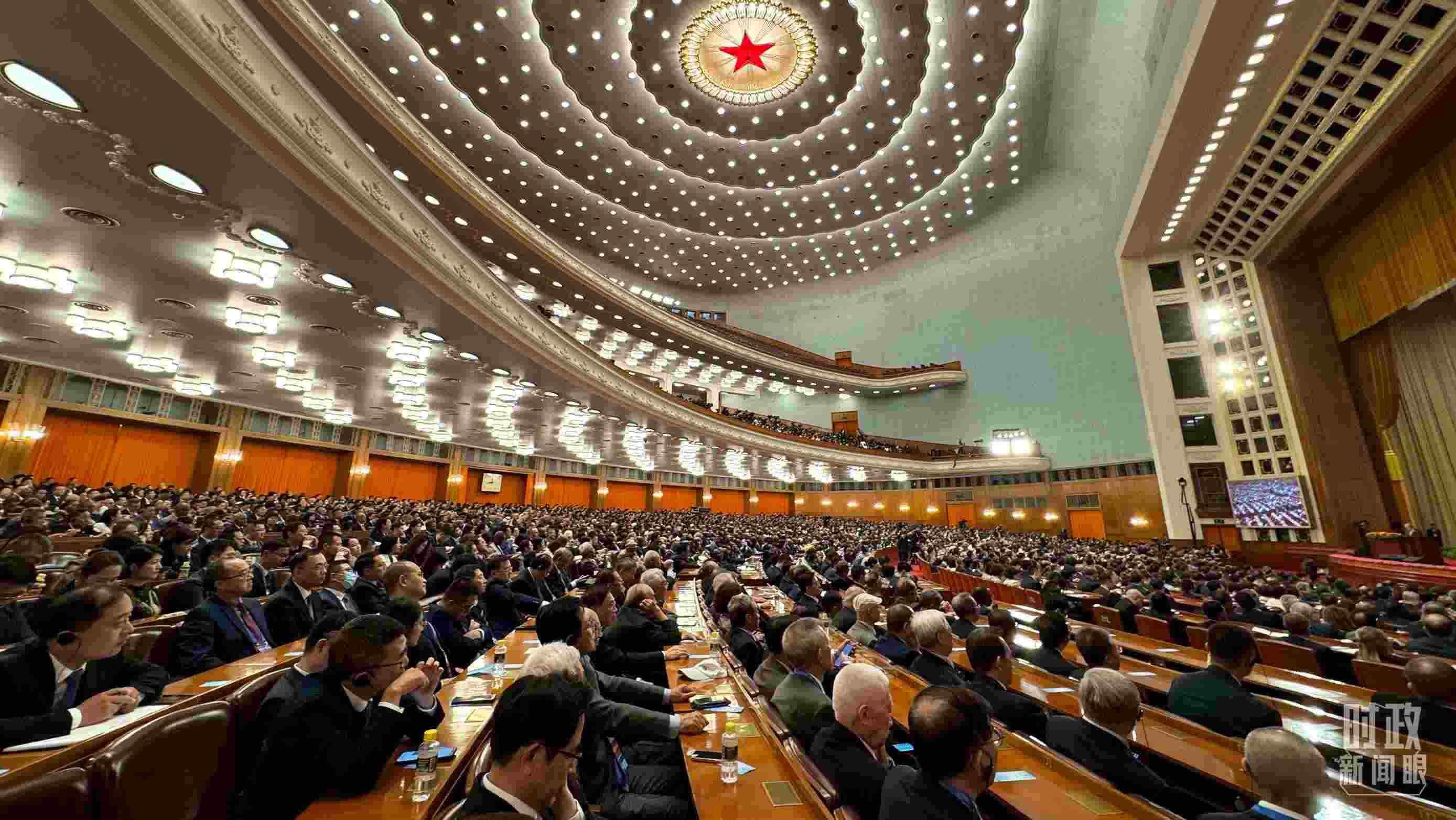  △中非合作論壇非方成員國國家元首、政府首腦、代表團(tuán)團(tuán)長及國際和地區(qū)組織負(fù)責(zé)人等中外各界人士3200余人出席開幕式。（總臺央視記者蔣碩拍攝）