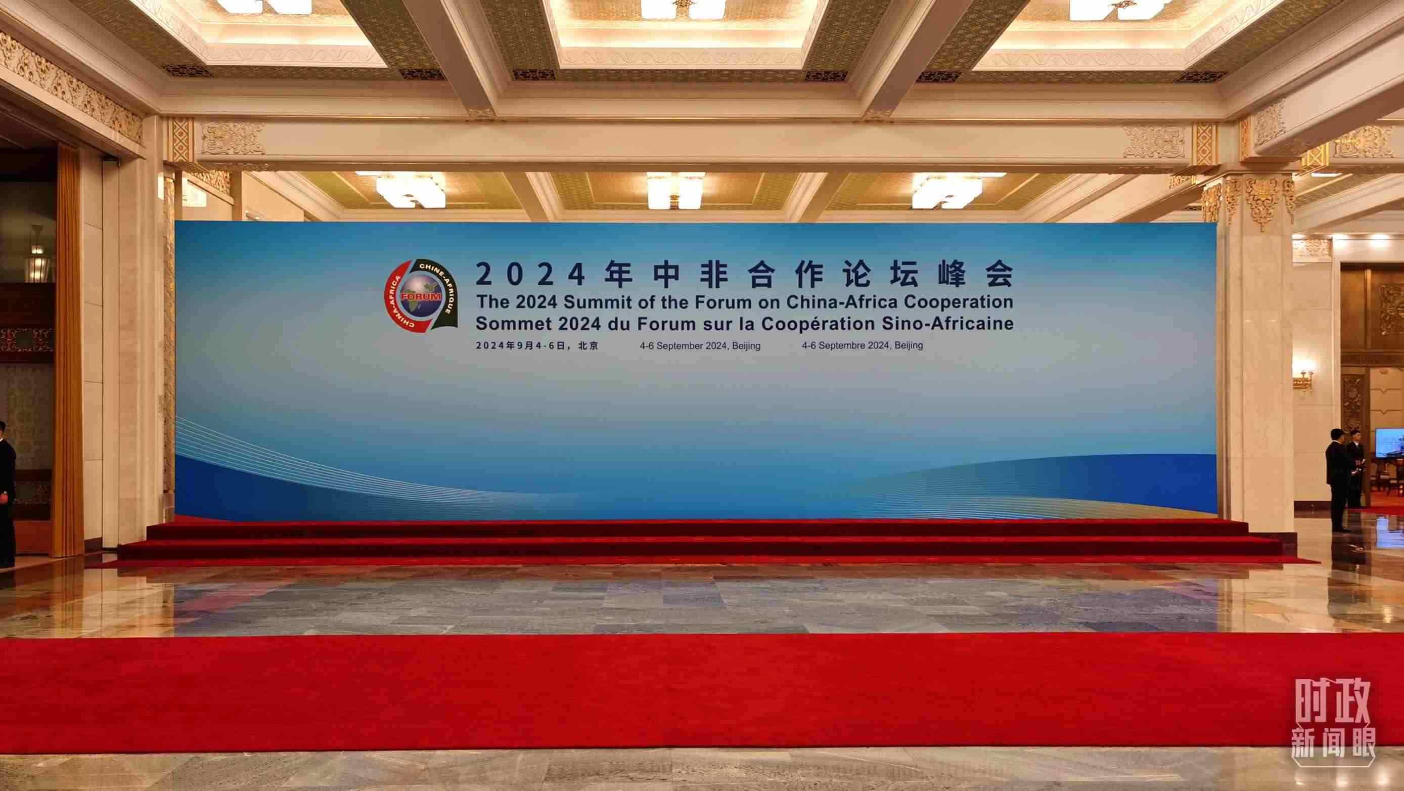  △開幕式前，與會領(lǐng)導(dǎo)人在這里集體合影。（總臺央視記者郭鴻拍攝）