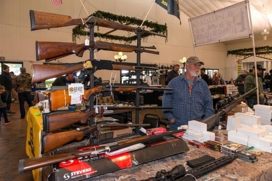 這是2022年1月22日在美國達(dá)拉斯槍展上拍攝的槍支。新華社發(fā)（李琳攝）