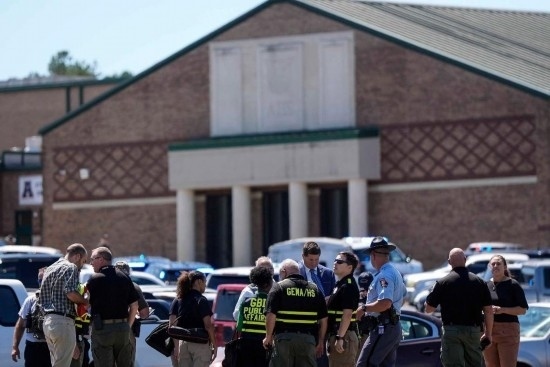 9月4日，在美國佐治亞州巴羅縣溫德市，警察聚集在發(fā)生槍擊事件的阿巴拉契高中外。新華社/美聯(lián)