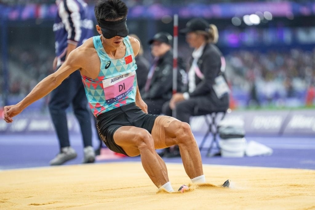 8月30日，邸東東在巴黎殘奧會田徑男子跳遠(yuǎn)T11級決賽中試跳。新華社記者 黃偉 攝