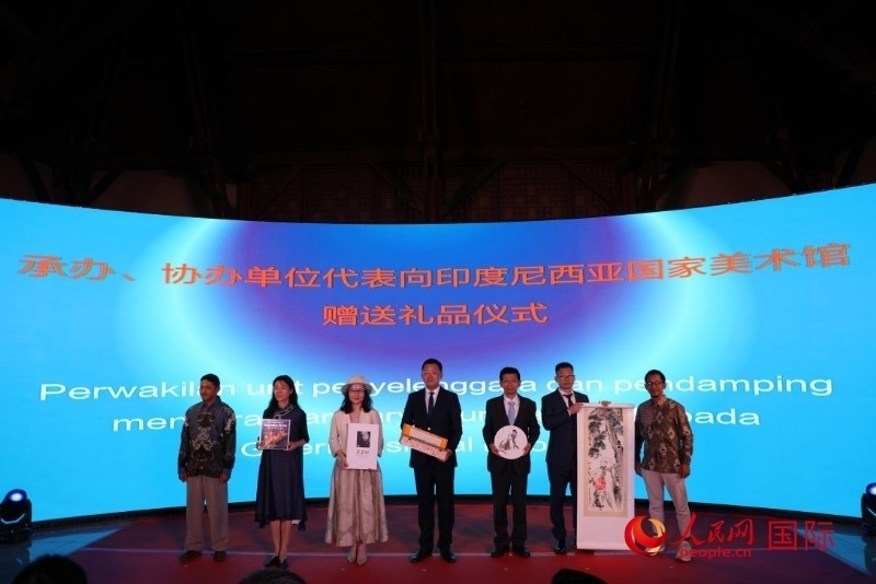 在展覽開幕式現(xiàn)場(chǎng)，本次展覽的承辦、協(xié)辦單位代表向印尼國(guó)家美術(shù)館贈(zèng)送禮品。人民網(wǎng)記者 曹師韻攝