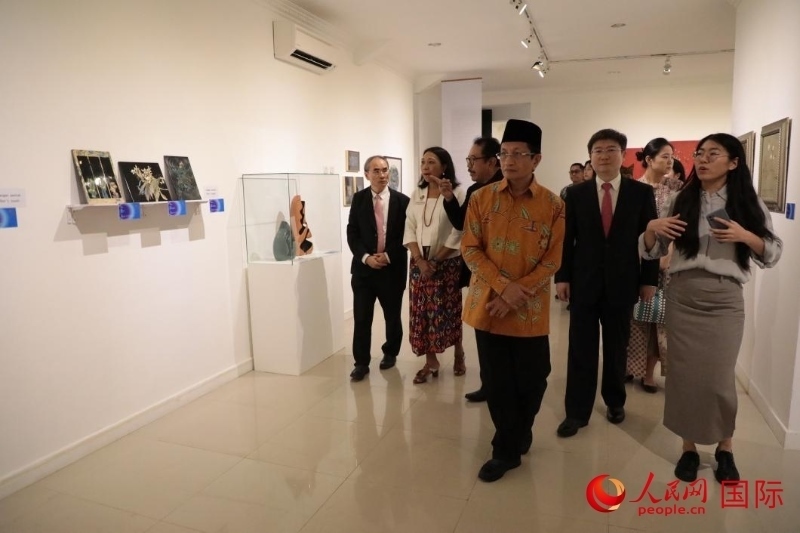 參加開幕式的嘉賓參觀展覽。人民網(wǎng)記者曹師韻攝