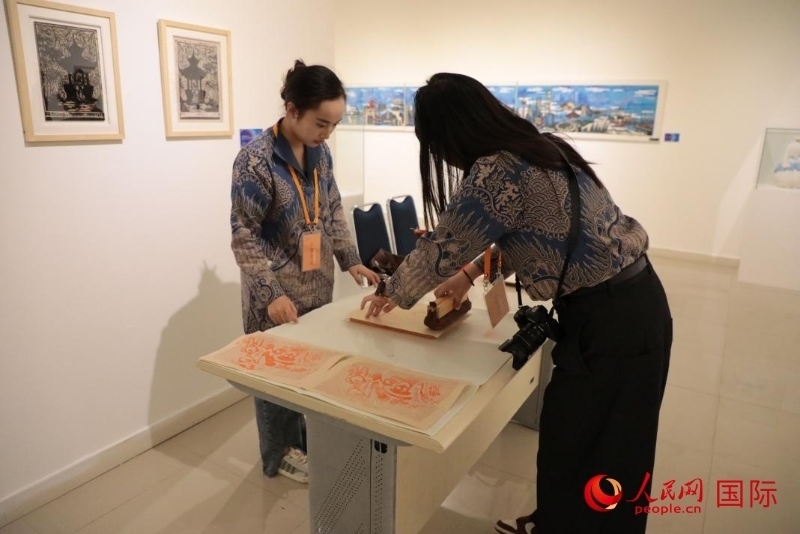 展覽現(xiàn)場(chǎng)的拓印技藝體驗(yàn)工坊。人民網(wǎng)記者曹師韻攝