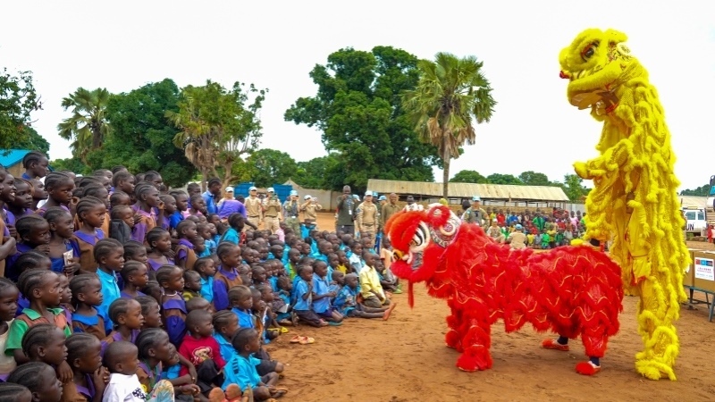 舞獅活動引發(fā)現(xiàn)場熱烈掌聲。謝坤攝