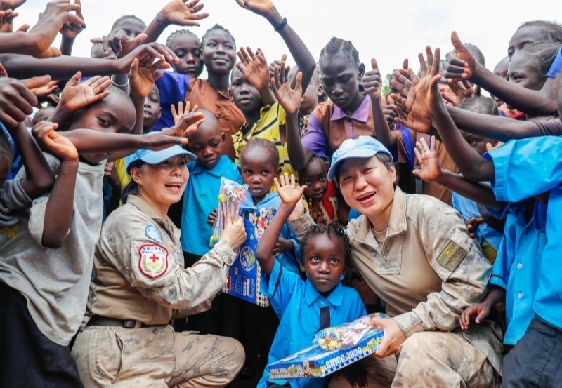 學生對中國官兵援助表達感謝。王皓宇攝