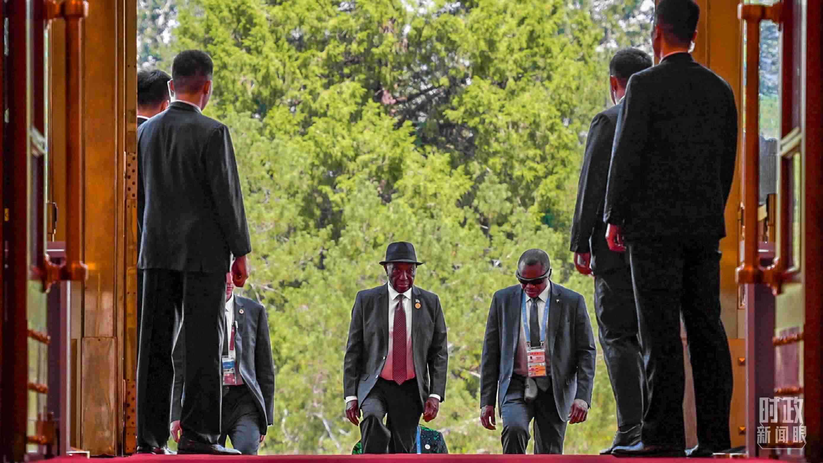 利比里亞總統(tǒng)博阿凱步入人民大會堂。（總臺央視記者蔣碩拍攝）