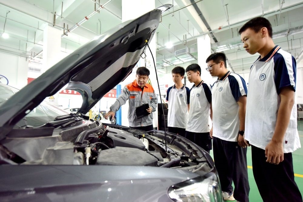 2024年6月7日，河北省邢臺市威縣職業(yè)技術(shù)教育中心教師在指導(dǎo)學(xué)生學(xué)習(xí)汽車維修技術(shù)。新華社記者 王曉 攝