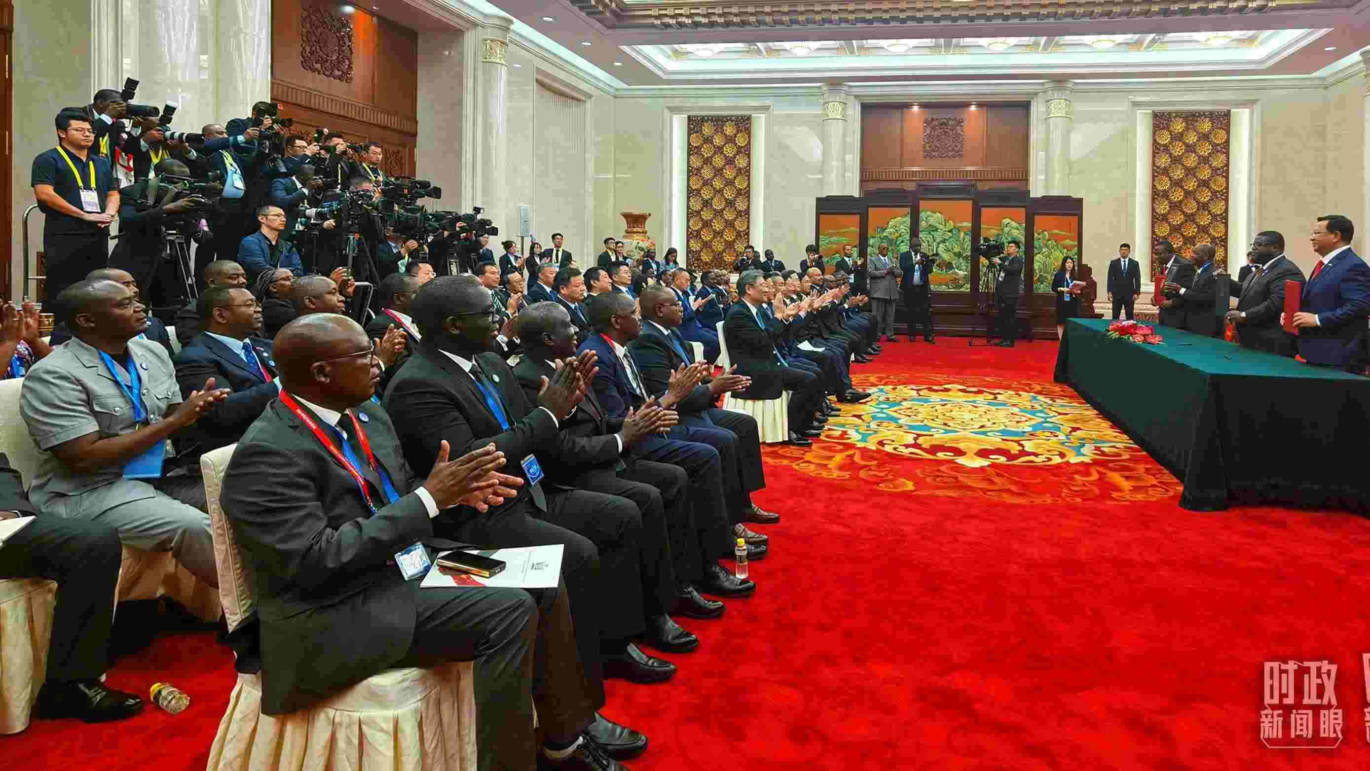 《坦贊鐵路激活項目諒解備忘錄》簽署現(xiàn)場。（總臺央視記者曹亞星拍攝）