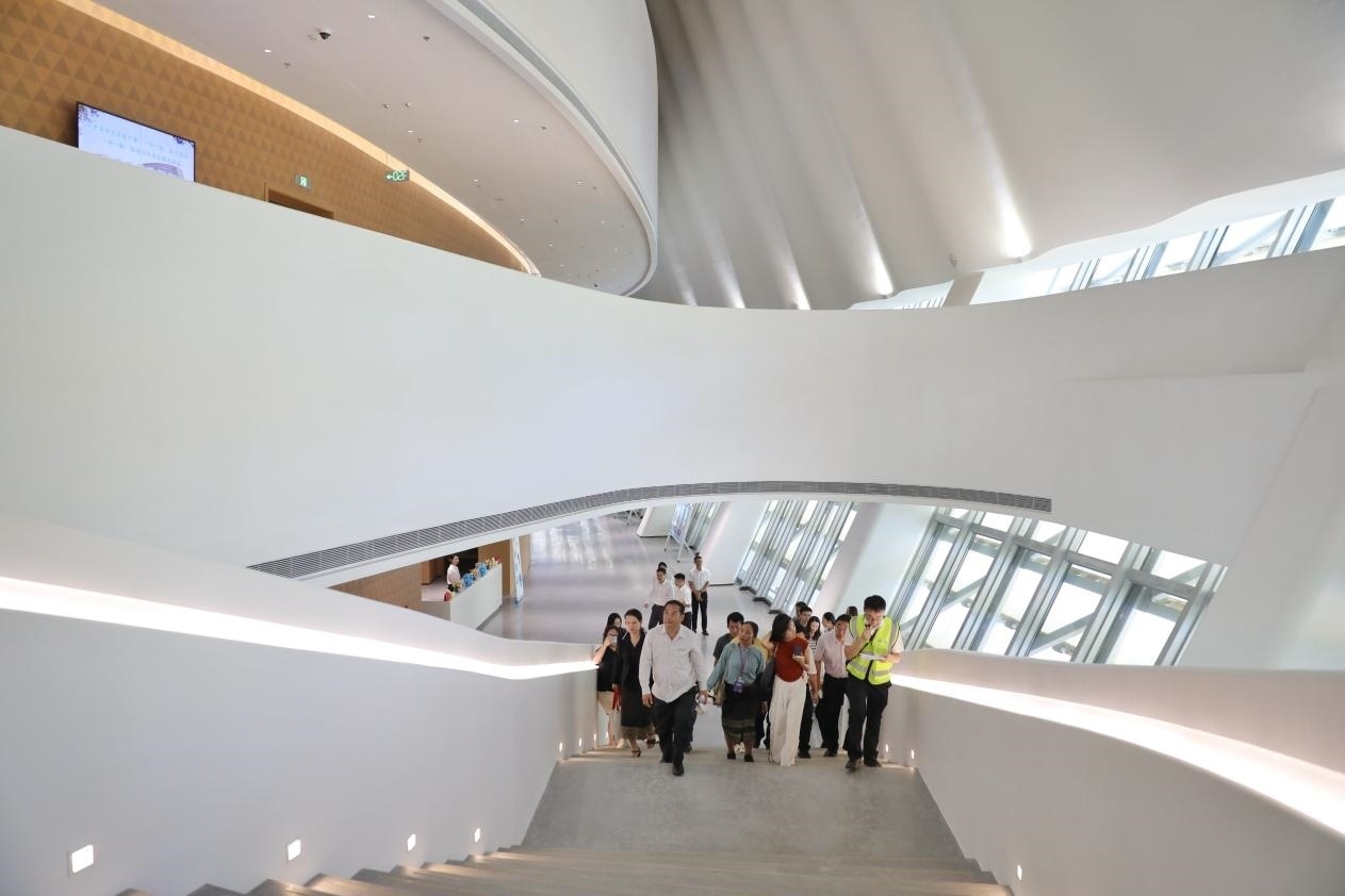 亞洲媒體考察團正在上樓?！吨袊?jīng)濟周刊》記者 肖翊攝