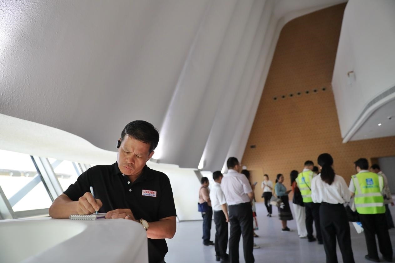 亞洲媒體考察團參觀綜合劇場外墻?！吨袊?jīng)濟周刊》記者 肖翊攝