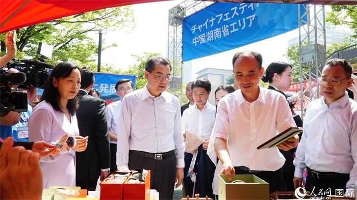 湖南展位工作人員向中國駐日本大使吳江浩介紹特色文創(chuàng)產(chǎn)品。人民網(wǎng) 蔣曉辰攝