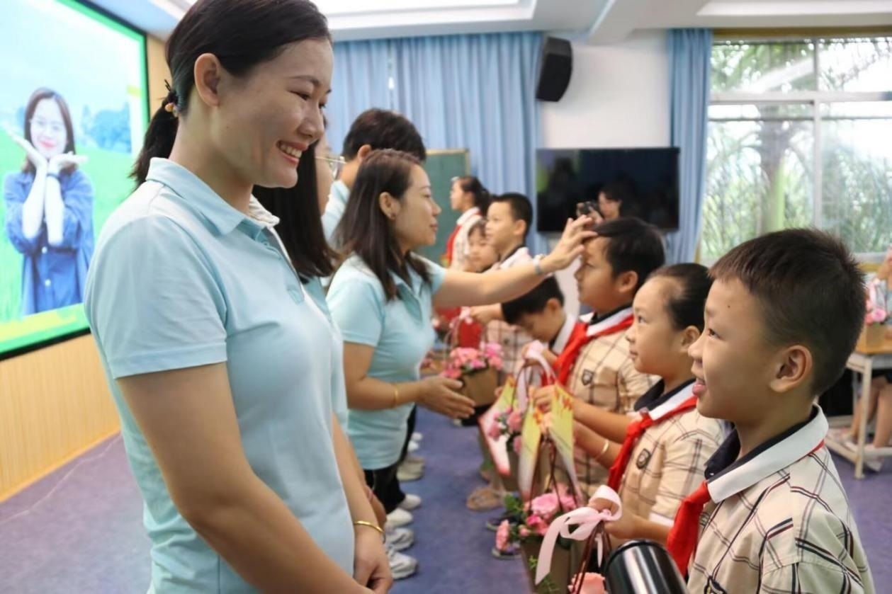 2023年教師節(jié)前，廣西南寧一所學校，學生向老師獻上鮮花、賀卡。