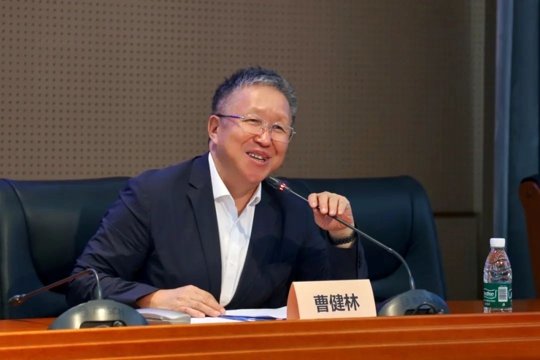 科技部原副部長(zhǎng)、十三屆全國(guó)政協(xié)教科衛(wèi)體委員會(huì)副主任、現(xiàn)任季華實(shí)驗(yàn)室理事長(zhǎng)、主任曹健林致辭。主辦方供圖