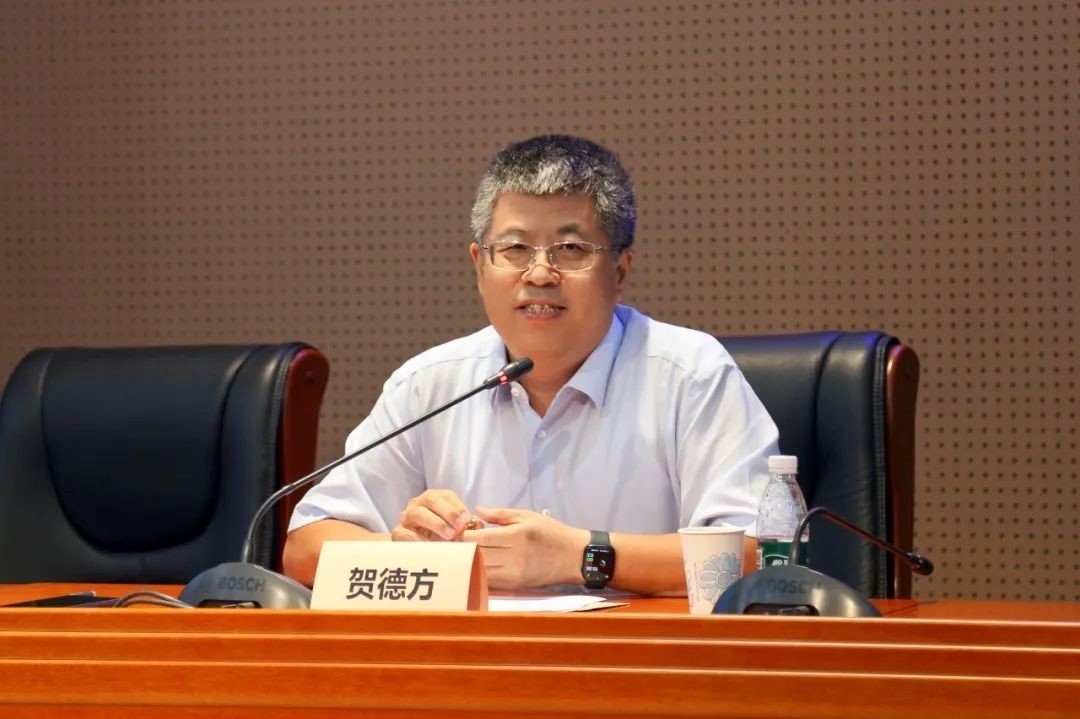 國(guó)務(wù)院參事、科技部原副秘書(shū)長(zhǎng)、中國(guó)科技評(píng)估與成果管理研究會(huì)理事長(zhǎng)賀德方致辭。主辦方供圖