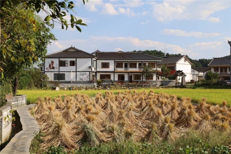 傳統(tǒng)的黔北村莊風(fēng)貌同現(xiàn)代民居元素相融合，人文風(fēng)光與生態(tài)自然風(fēng)景相結(jié)合，人與自然和諧共生。（俄羅斯《中國(guó)與俄羅斯》雜志社社長(zhǎng)奧列格·別列日內(nèi)赫攝）