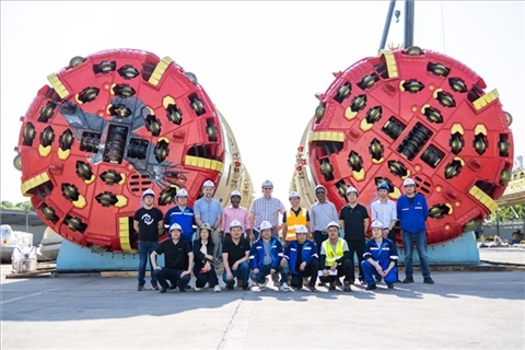中外員工在盾構(gòu)機前合影。中國電建供圖