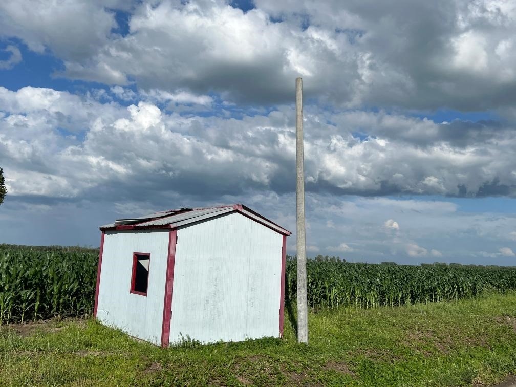 林甸縣一處保護(hù)水源井的鐵皮房出現(xiàn)破損，未見(jiàn)配套設(shè)備。新華社記者董寶森攝