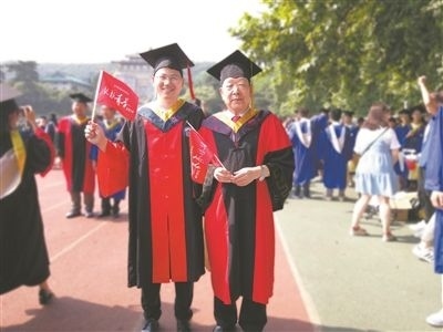 圖為李德仁（右）和學生肖雄武的合影。 肖雄武供圖