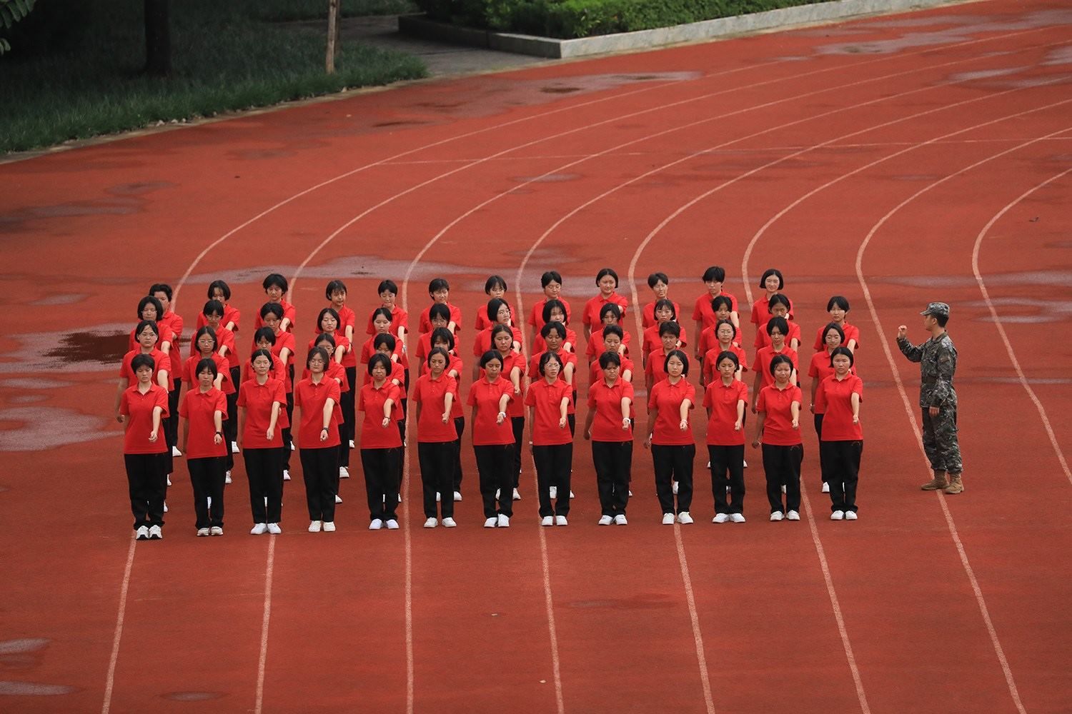 華坪女高2024級新生軍訓(xùn)。華坪縣融媒體中心供圖