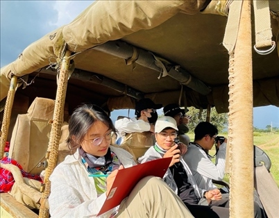 支隊成員開展長頸鹿監(jiān)測國際志愿工作。林源攝