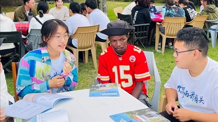 支隊成員在青年論壇上與世界各地的志愿者交流。 林源攝